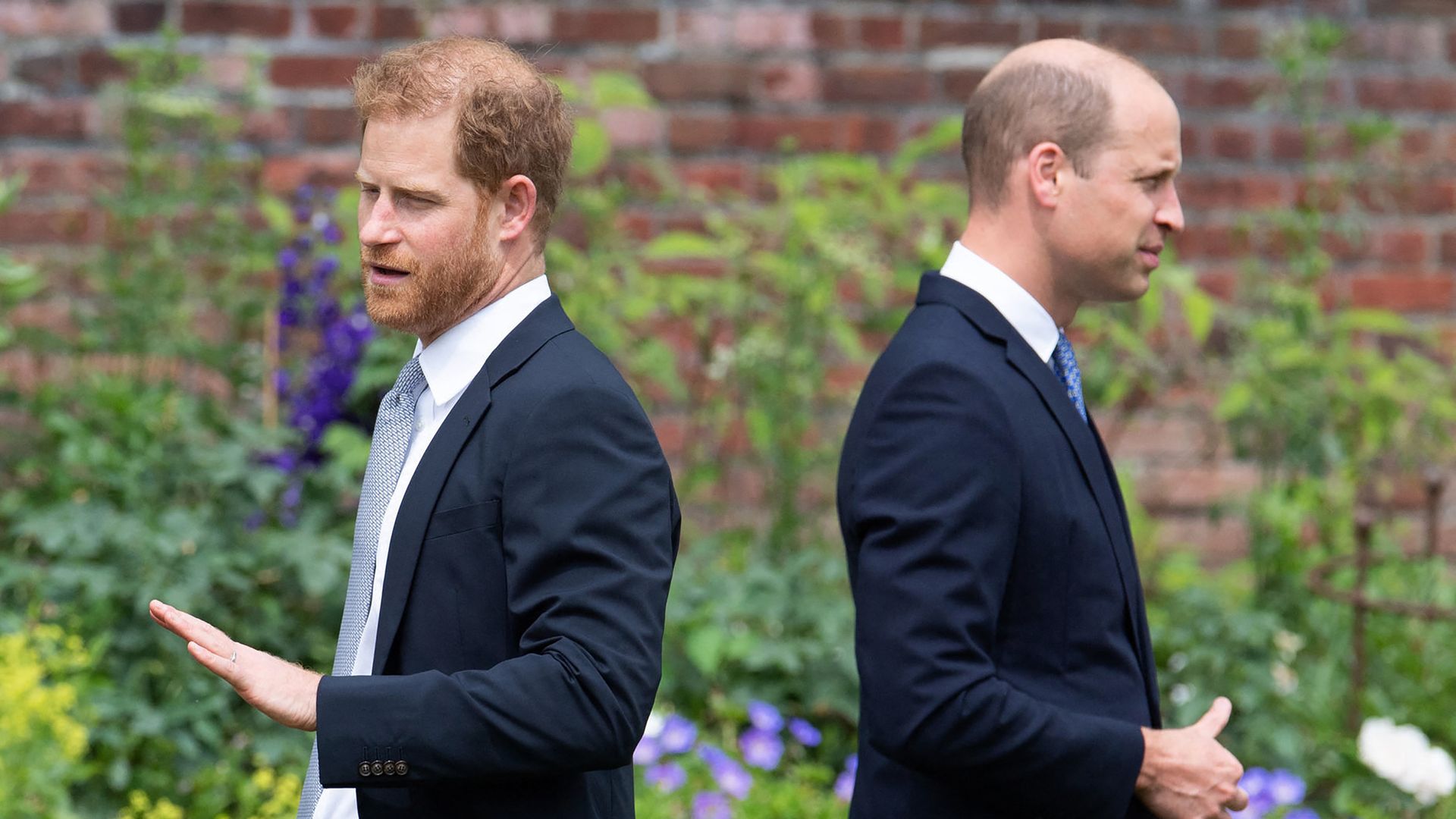 Los príncipes Guillermo y Harry en una imagen de archivo en 2021