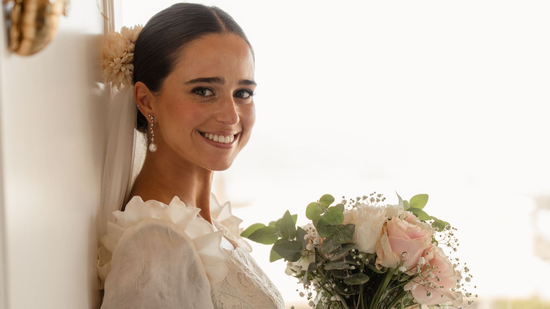 Pilar acertó de lleno al rescatar este diseño vintage: llevó el vestido de novia de su madre tras añadirle unas mangas globo de organza