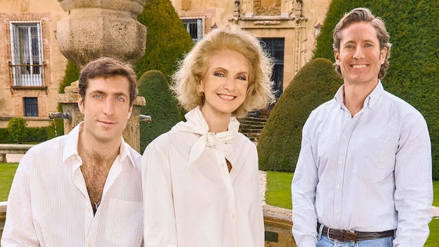Pilar posa junto a sus dos hijos, Pepito y Tomasito, además de con "Curro", uno de los mastines castellanos puros que custodian la finca.