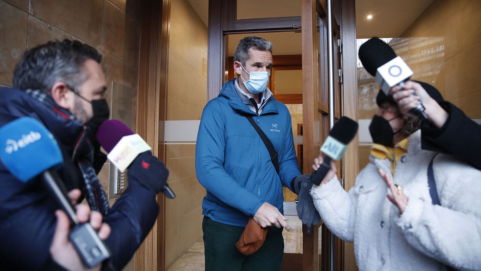 Iñaki Urdangarin y Ainhoa Armentia, por separado y rodeados de máxima expectación al salir del trabajo