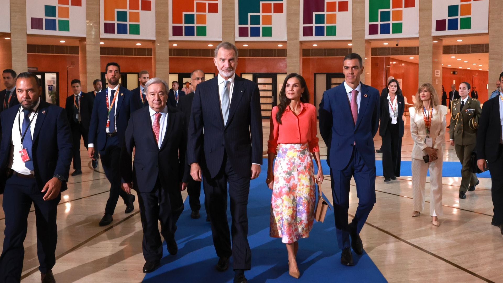 La reina Letizia rinde homenaje a Sevilla con una falda floral llena de color