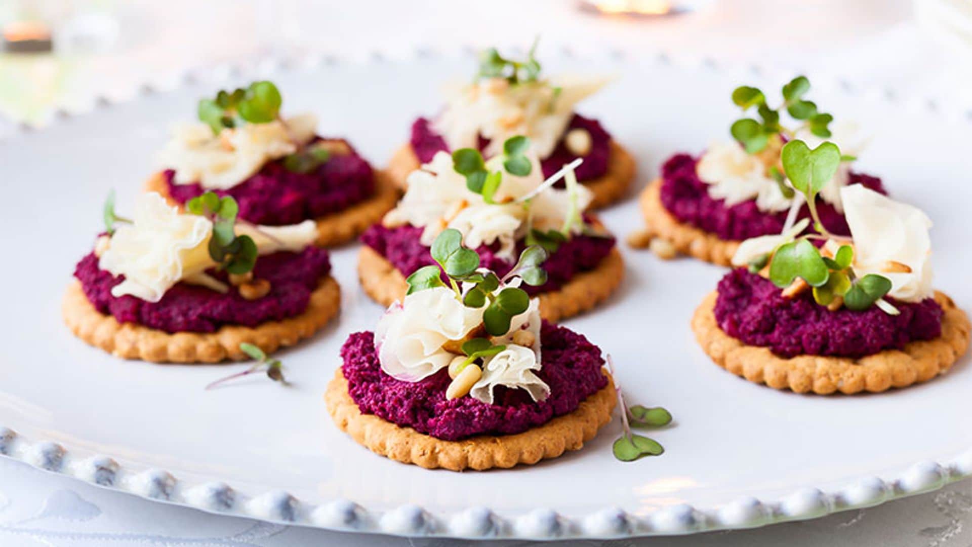 'Crackers' con pesto de remolacha, parmesano y piñones