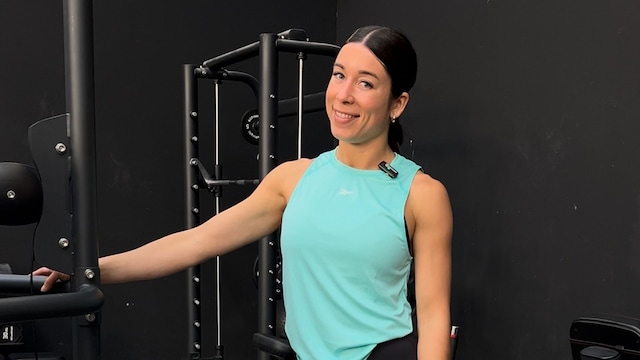 Paula Rovira en el gimnasio, vestida con ropa de deporte.