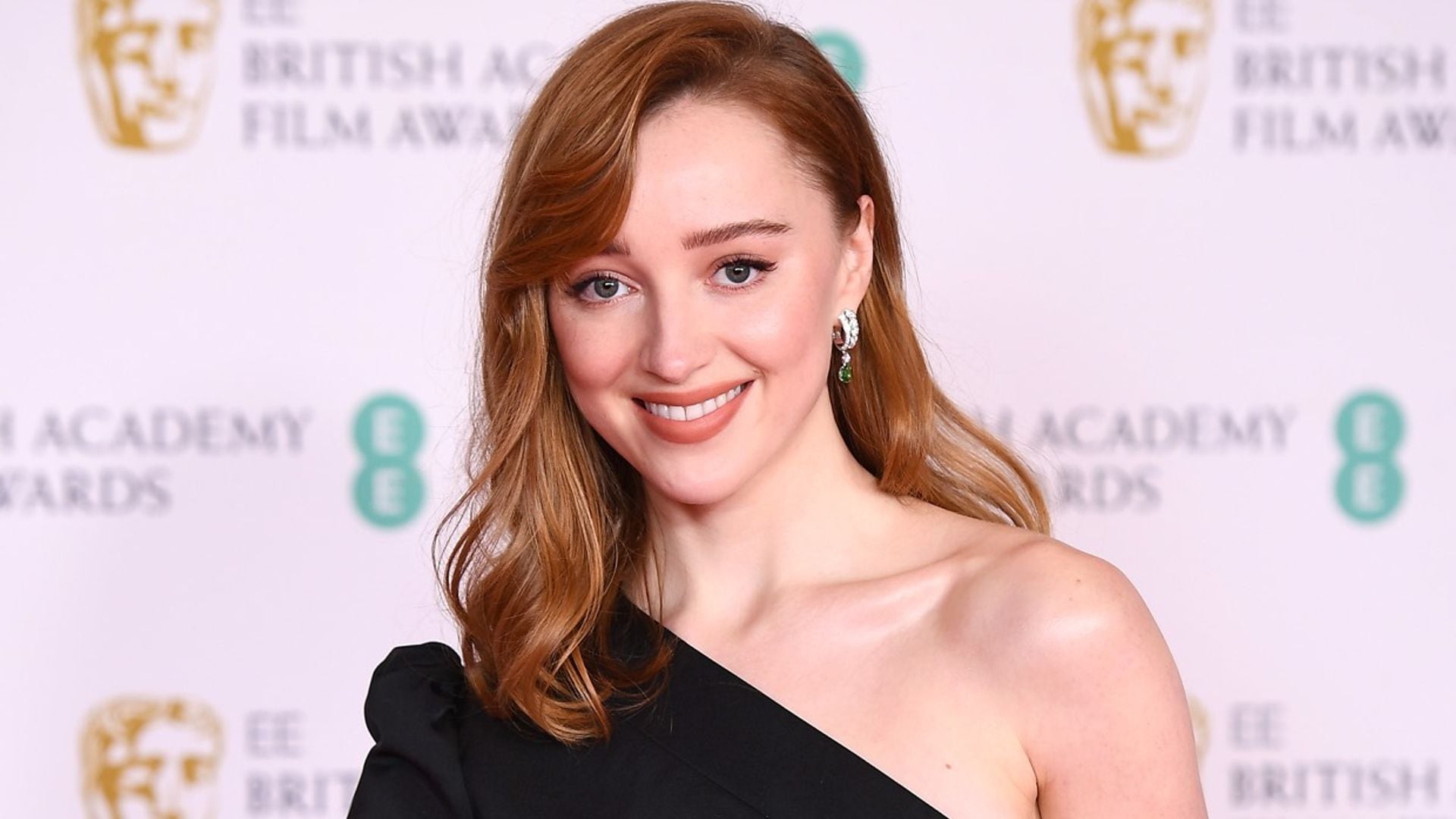 La madre de Phoebe Dynevor dedica una tierna felicitación a 'Daphne Bridgerton'