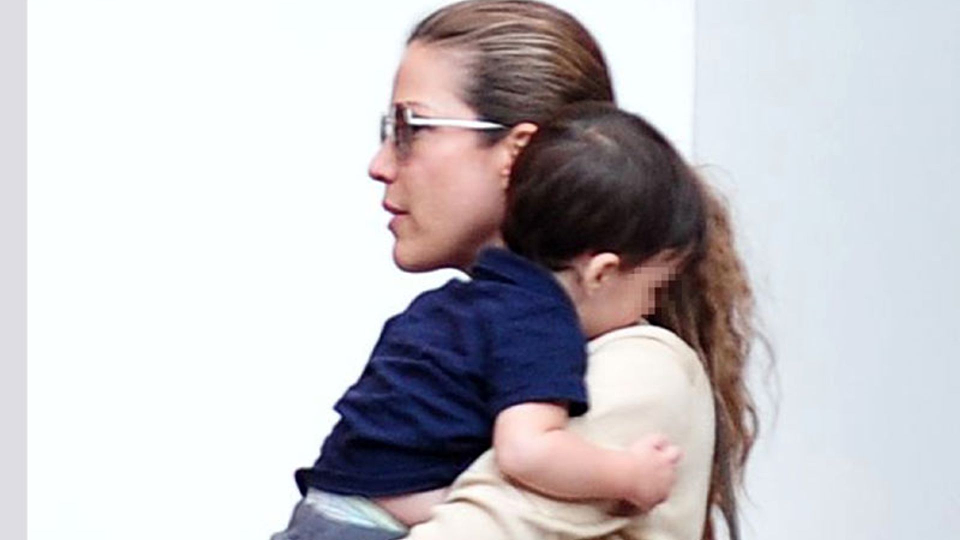 Los primeros pasos de Leo con la ayuda de su mamá, Jaydy Mitchel, y su hermana, Manuela