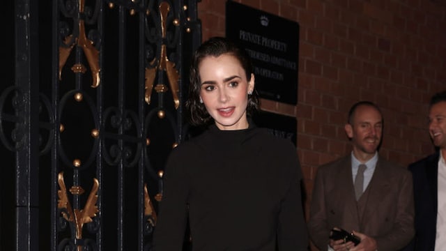Plano entero de Lily Collins con vestido largo negro en un evento en Barcelona