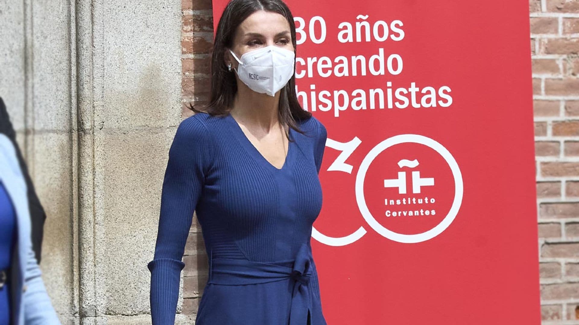 El vestido 'navy' de la Reina que hace cintura de avispa y es superfácil de combinar