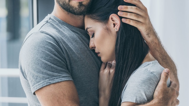 Pareja joven triste abrazada