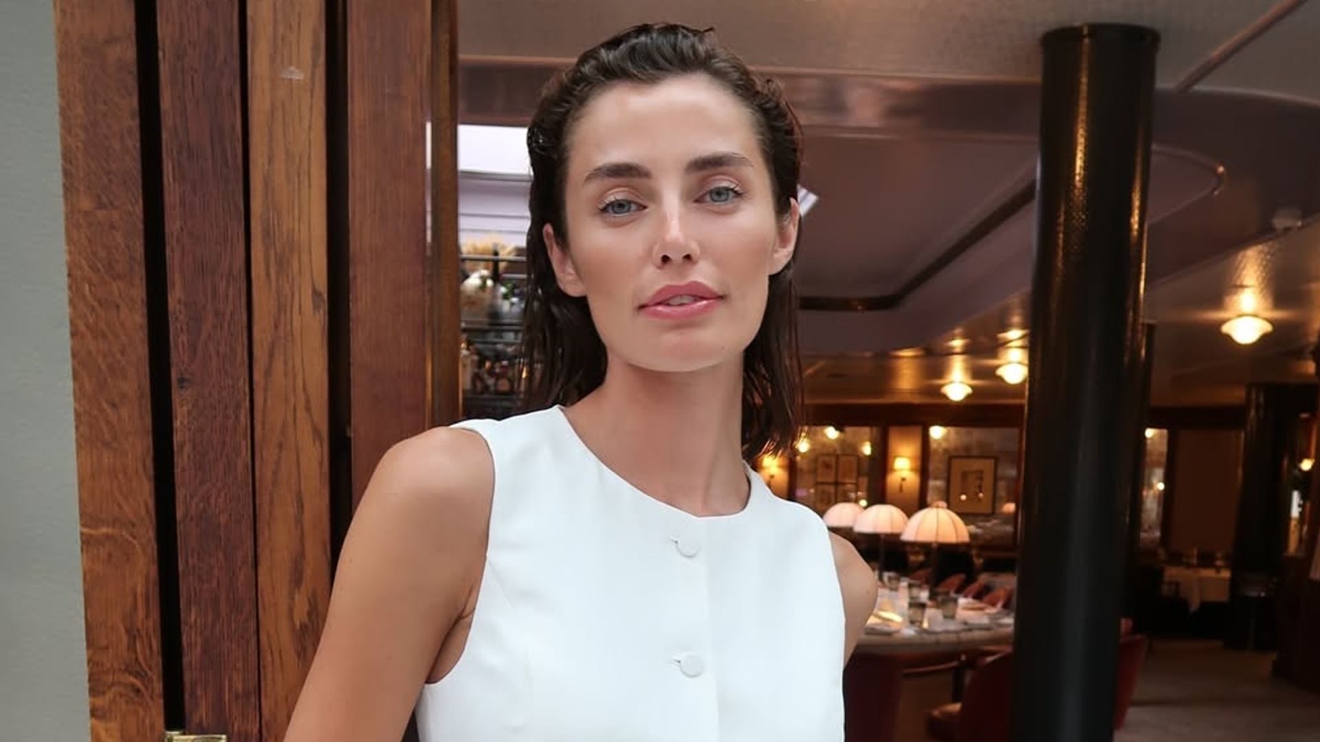 Rebecca Donaldson, la más elegante en las noches de verano gracias a los básicos de los 90