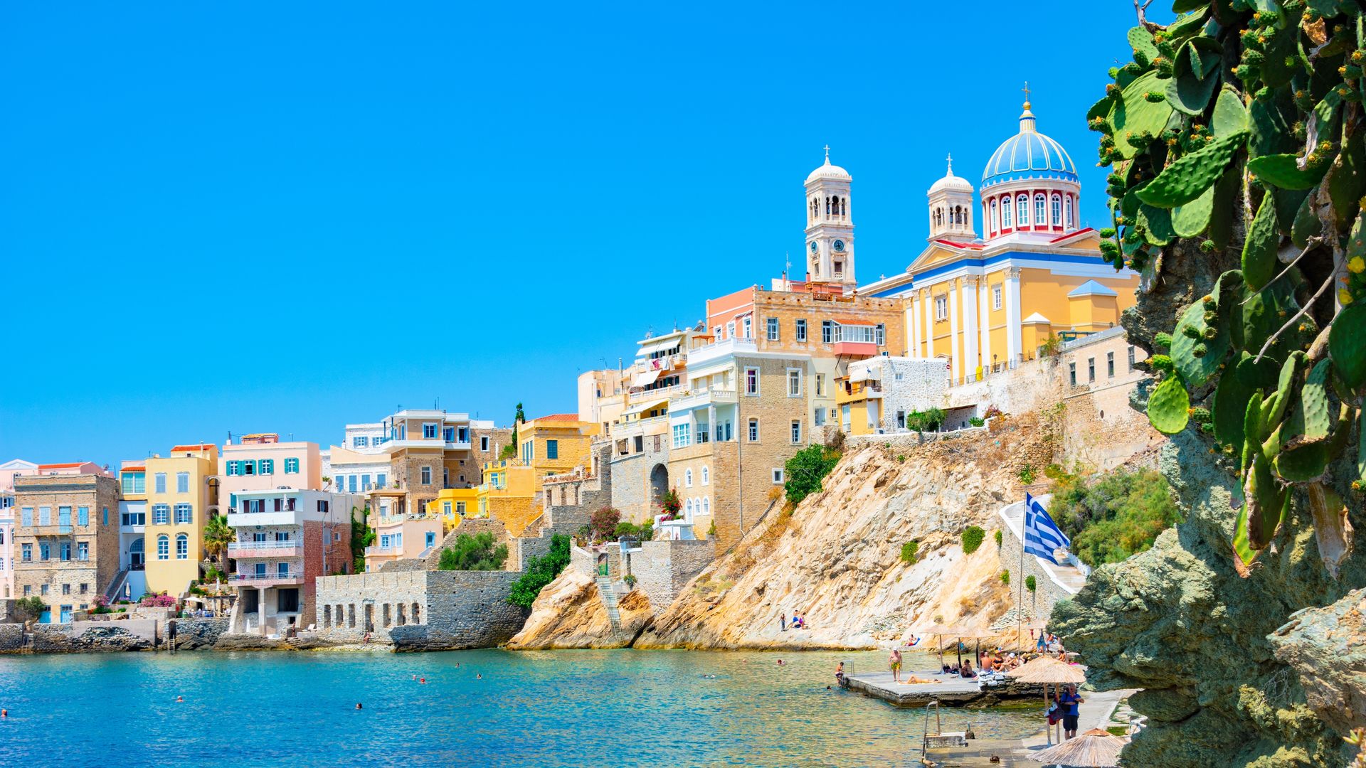 Ni Santorini ni Mykonos: la isla griega que sorprende por sus calles empinadas, edificios neoclásicos y esencia italiana