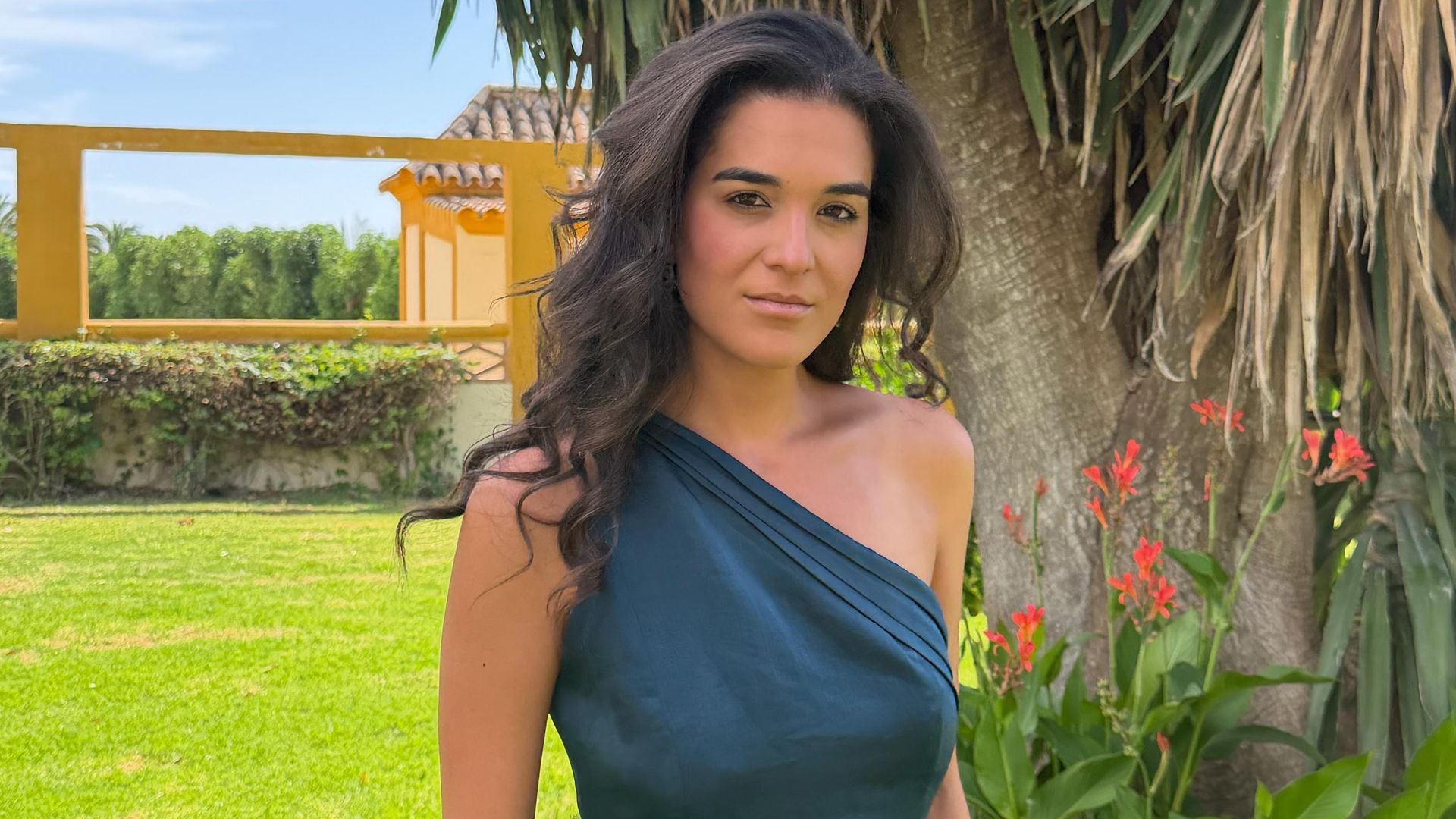 Bárbara Mirjan con look de invitada