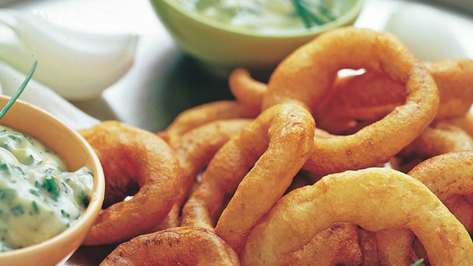 Calamares rebozados con alioli de cebollino