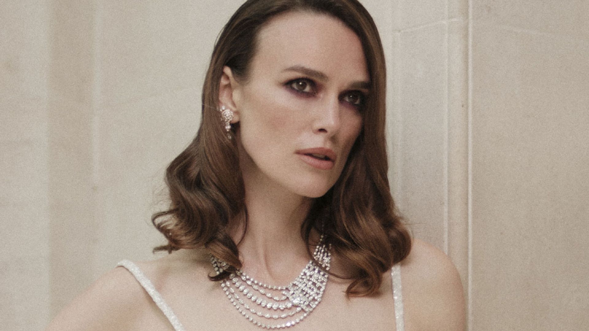 'Tweed' de diamantes, camelias y lentejuelas: la noche de Keira Knightley en el museo con Chanel