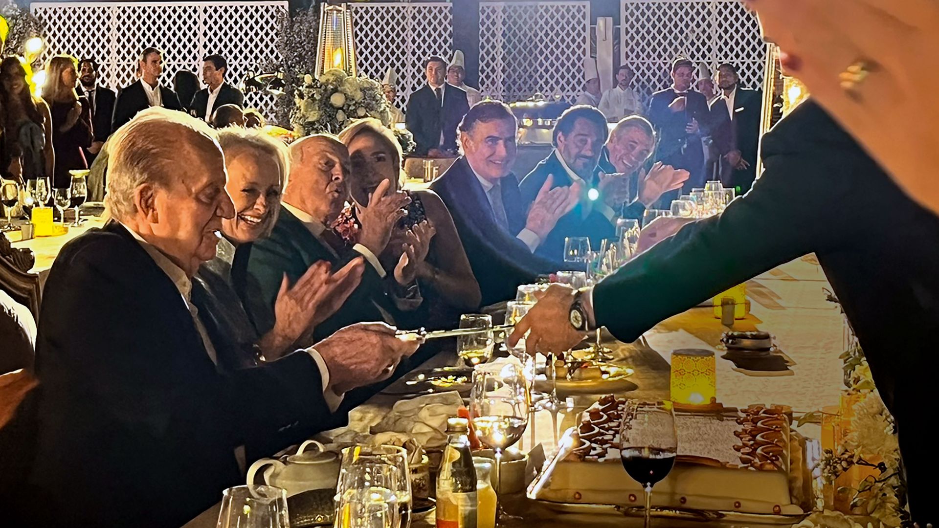 El rey con varios invitados