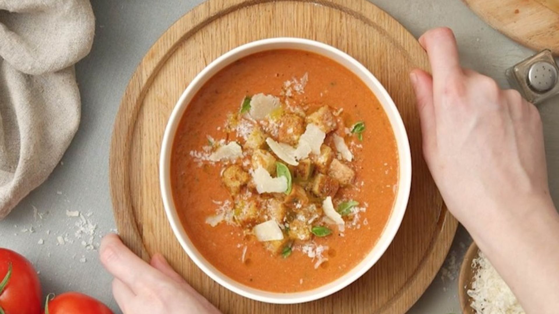 Gazpacho con picatostes y queso Grana Padano