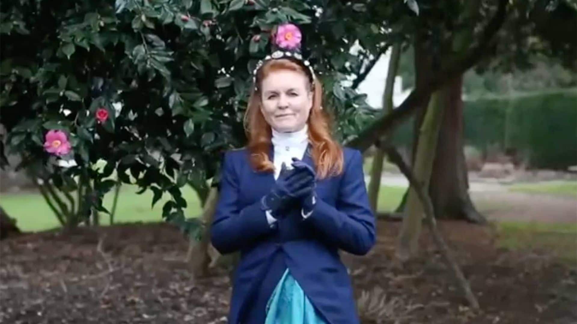 Vestida de época, Sarah Ferguson te cuenta qué vas a encontrar en su novela romántica