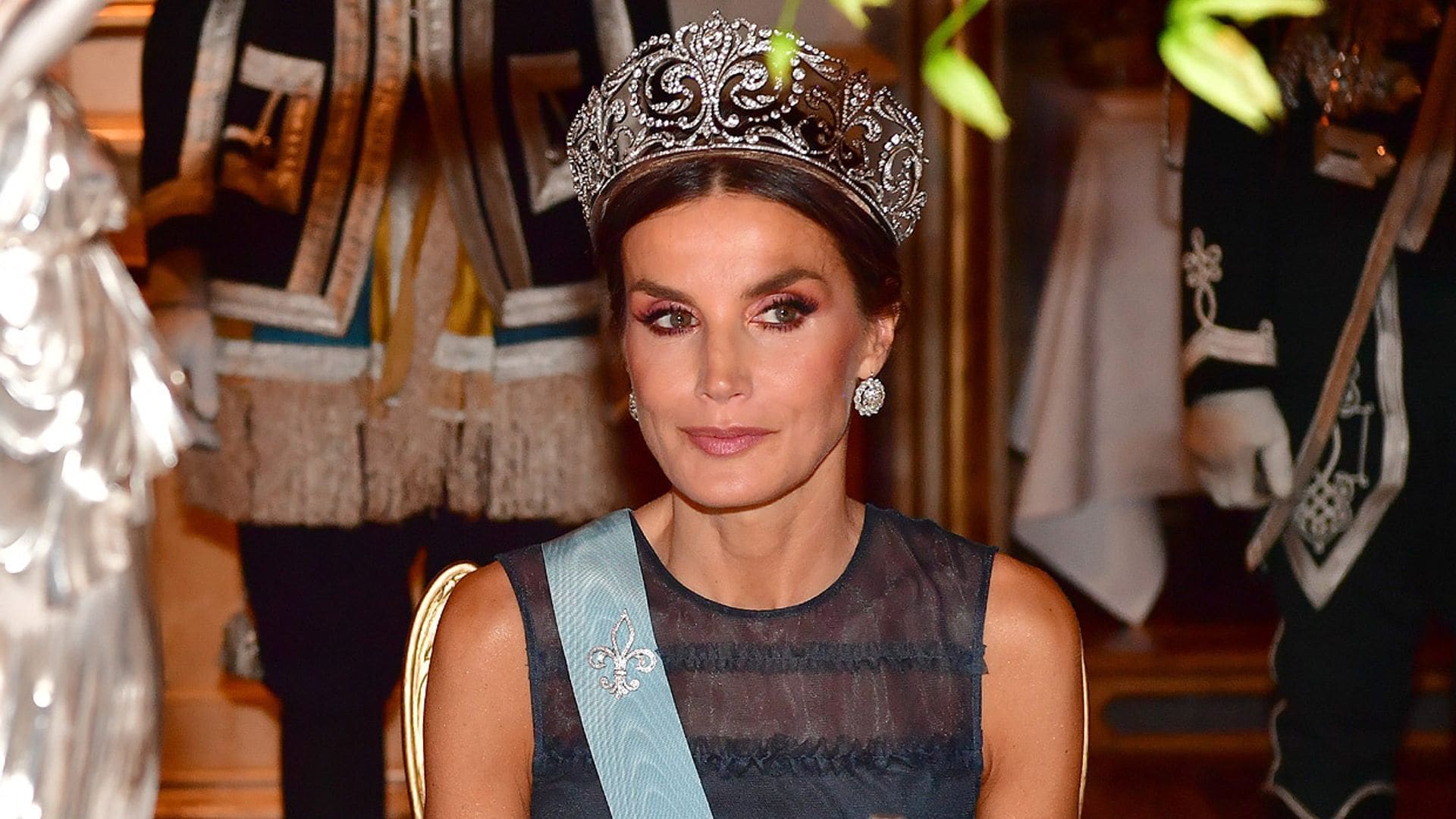 Doña Letizia hace un guiño a la reina Sofía al elegir la tiara de lis