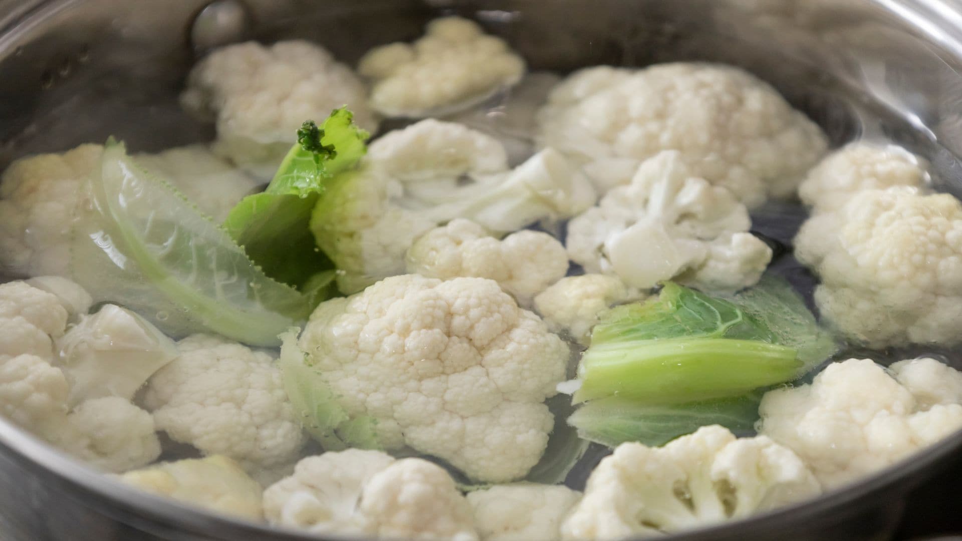 Coliflor en una olla con agua