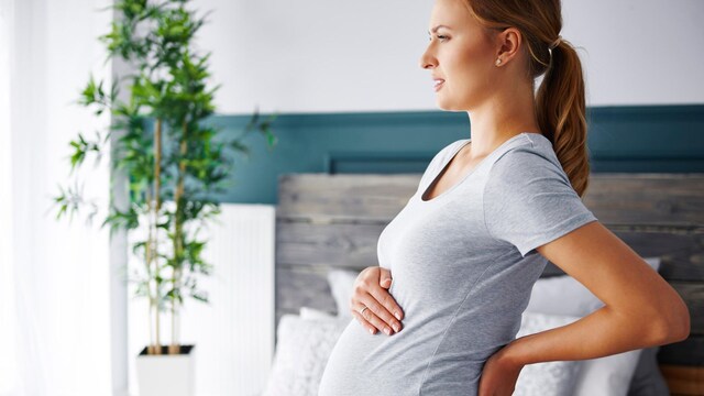 mujer embarazada con dolor lumbar
