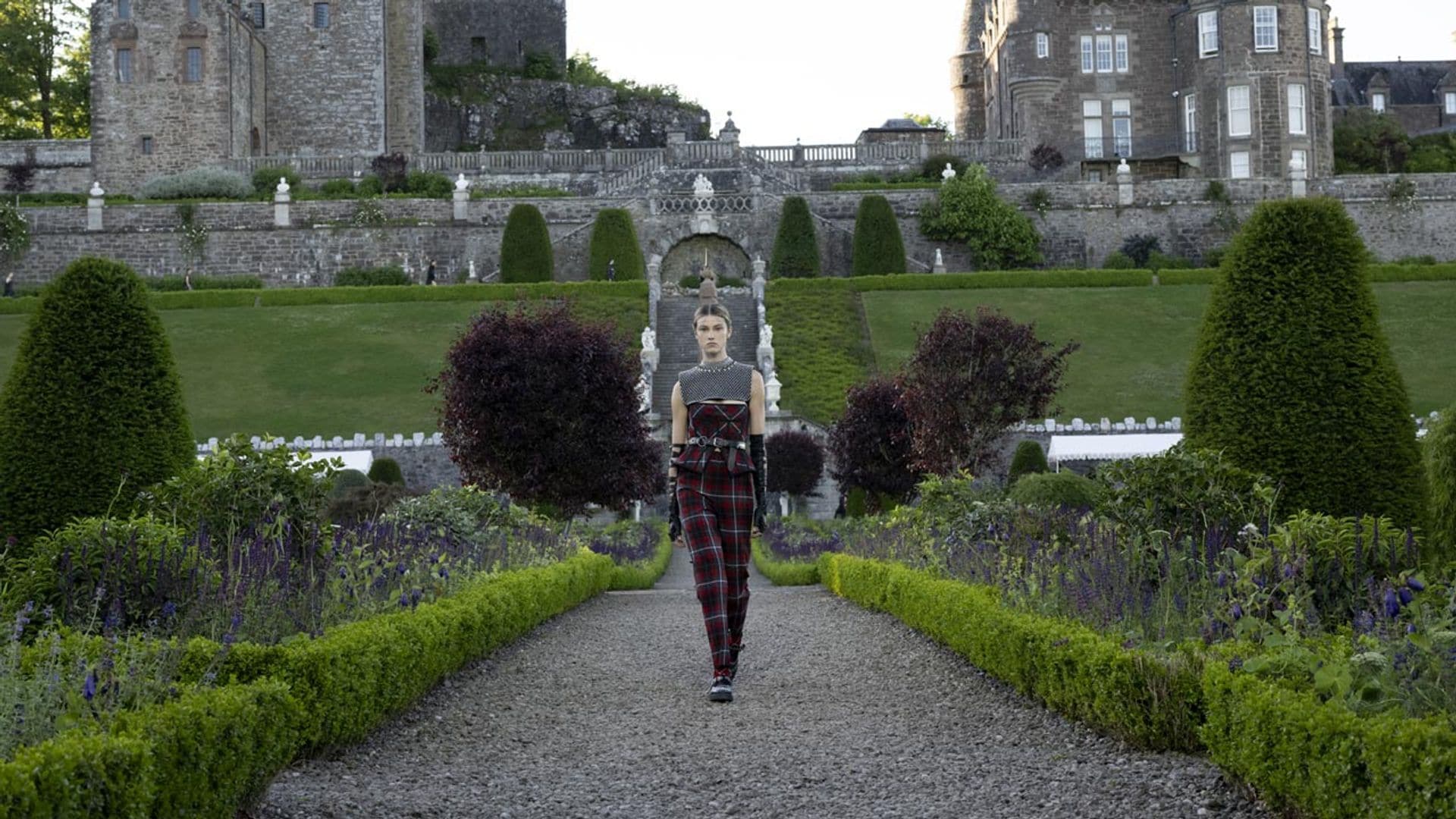 Maria Grazia Chiuri apuesta por el tartán en la nueva colección Crucero 2025 de Dior