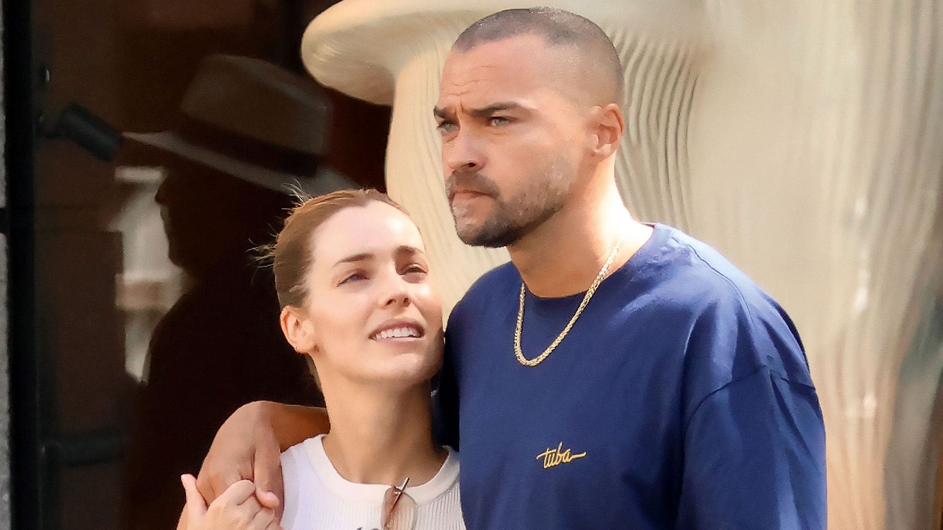 Alejandra Onieva con Jesse Williams