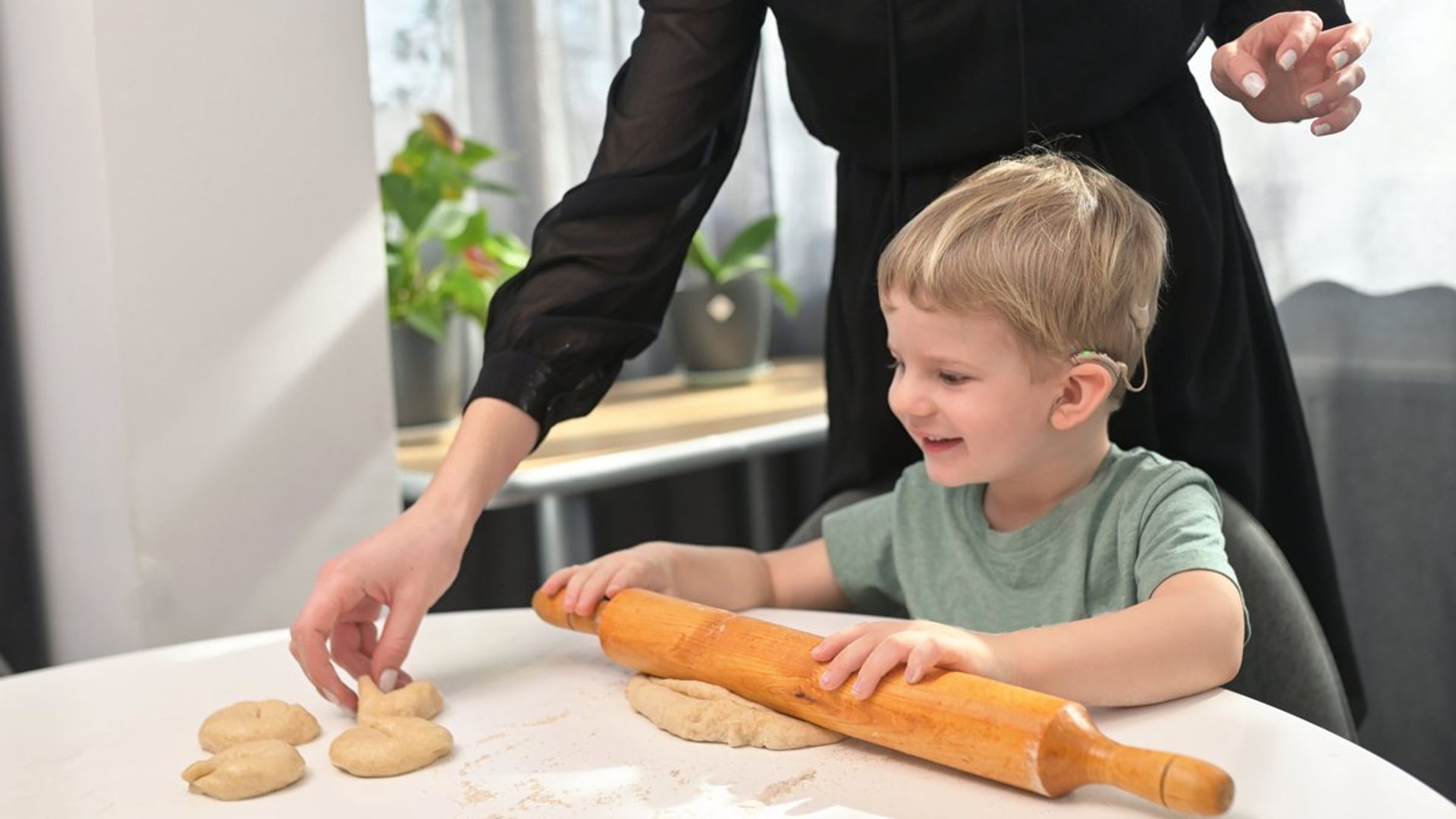 ¿En qué casos un niño recibe un implante coclear?