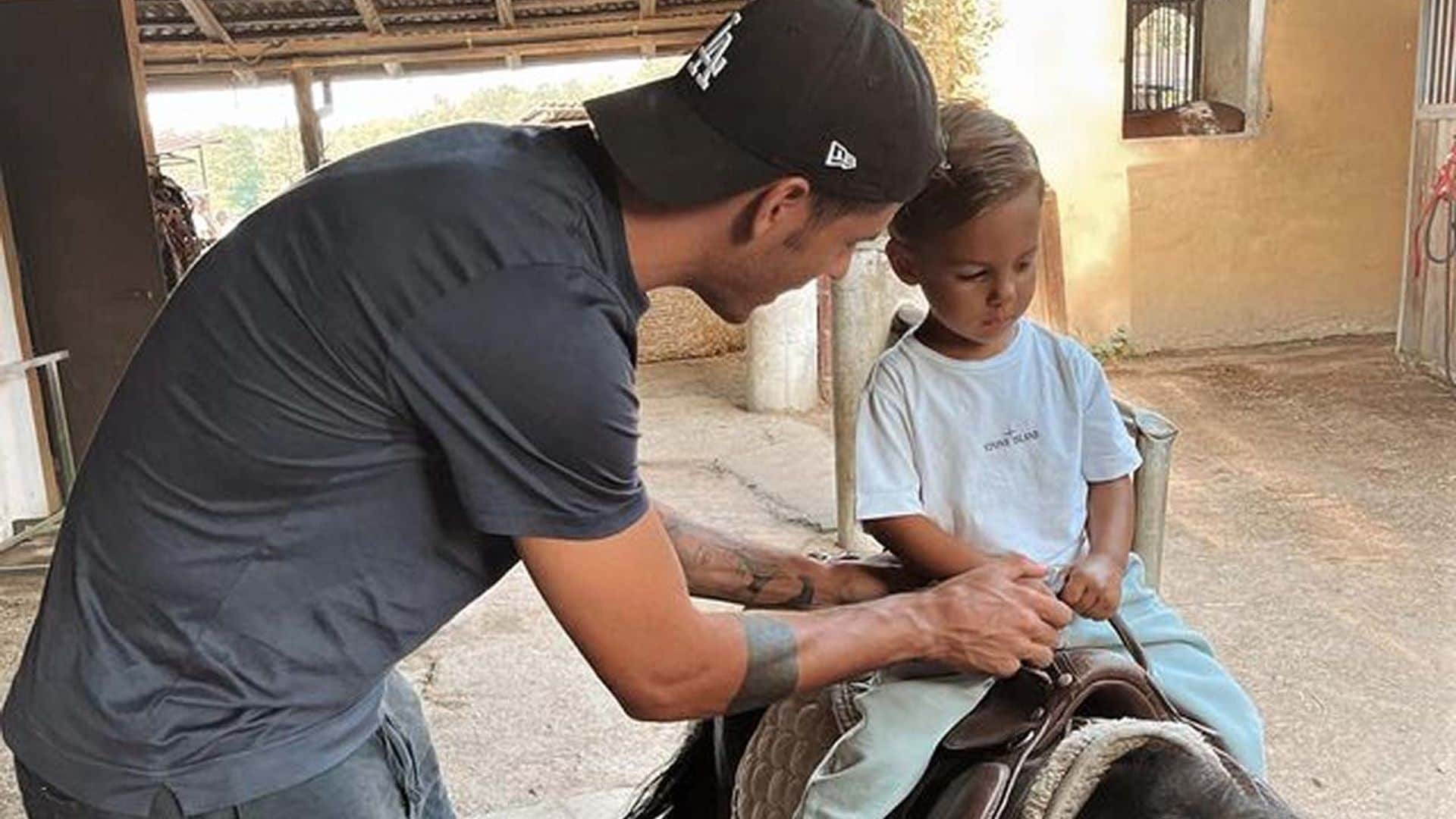 ¡Como auténticos jinetes! Los mellizos de Alice Campello y Álvaro Morata aprenden a montar en poni