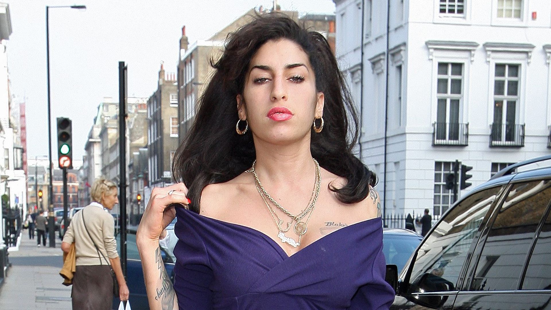 El padre de Amy Winehouse, condenado a pagar a las amigas de la cantante: una subasta millonaria y una resolución implacable