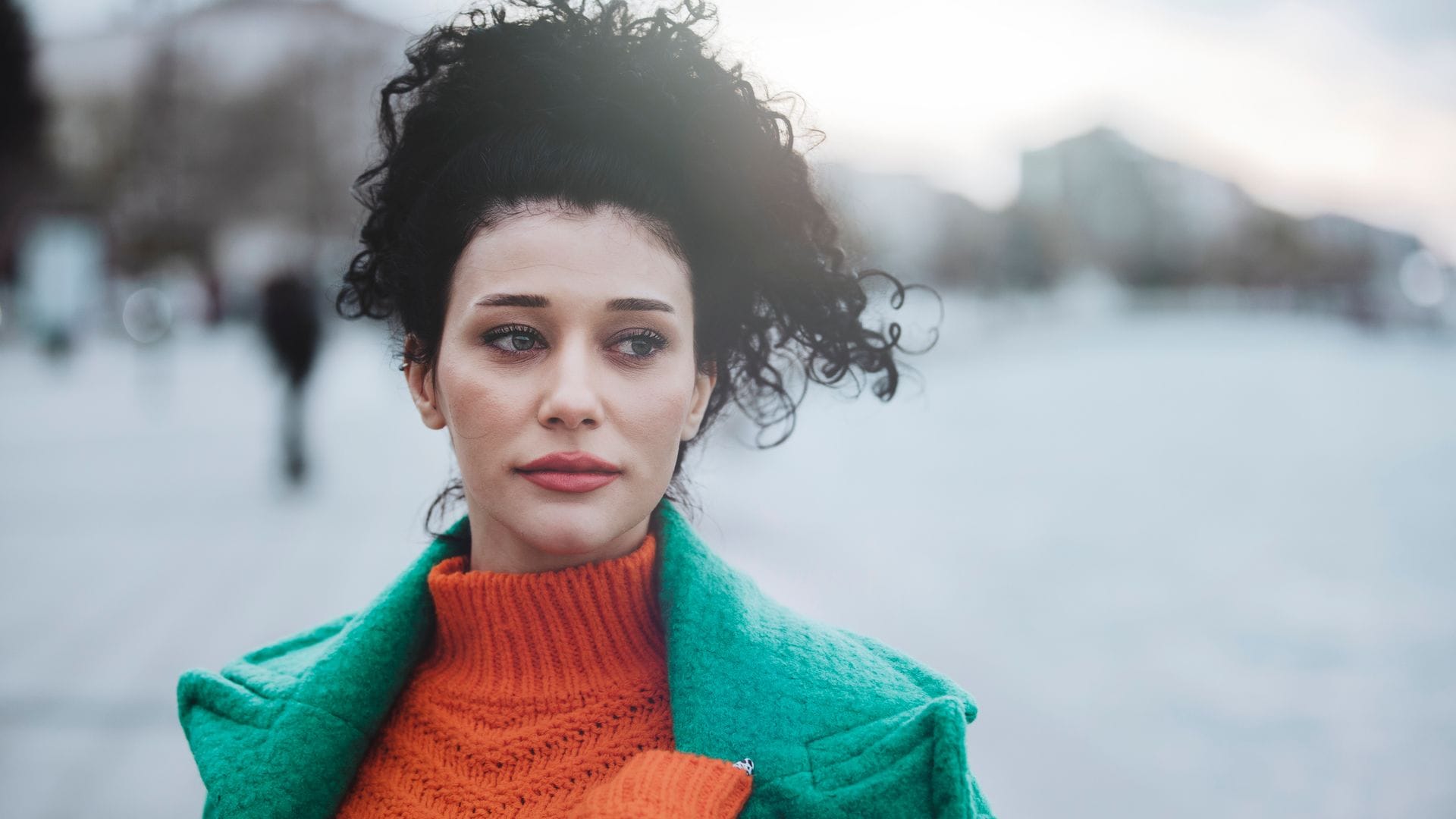 Mujer seria caminando en invierno 