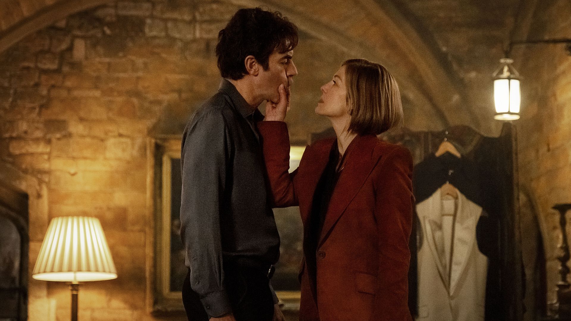 Sacha Baron Cohen como Damien Sachs y Rosamund Pike como Alex Fox en 'Ladies First', de Netflix
