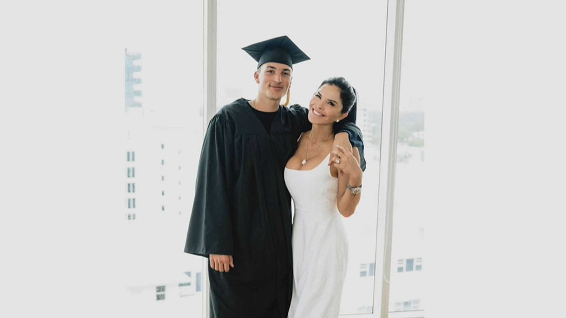 Lauren Sanchez reúne a Jeff Bezos y a su exnovio en la graduación de su hijo Nikki