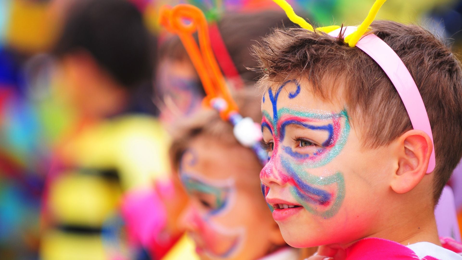 Niños con pintura de cara en una fiesta