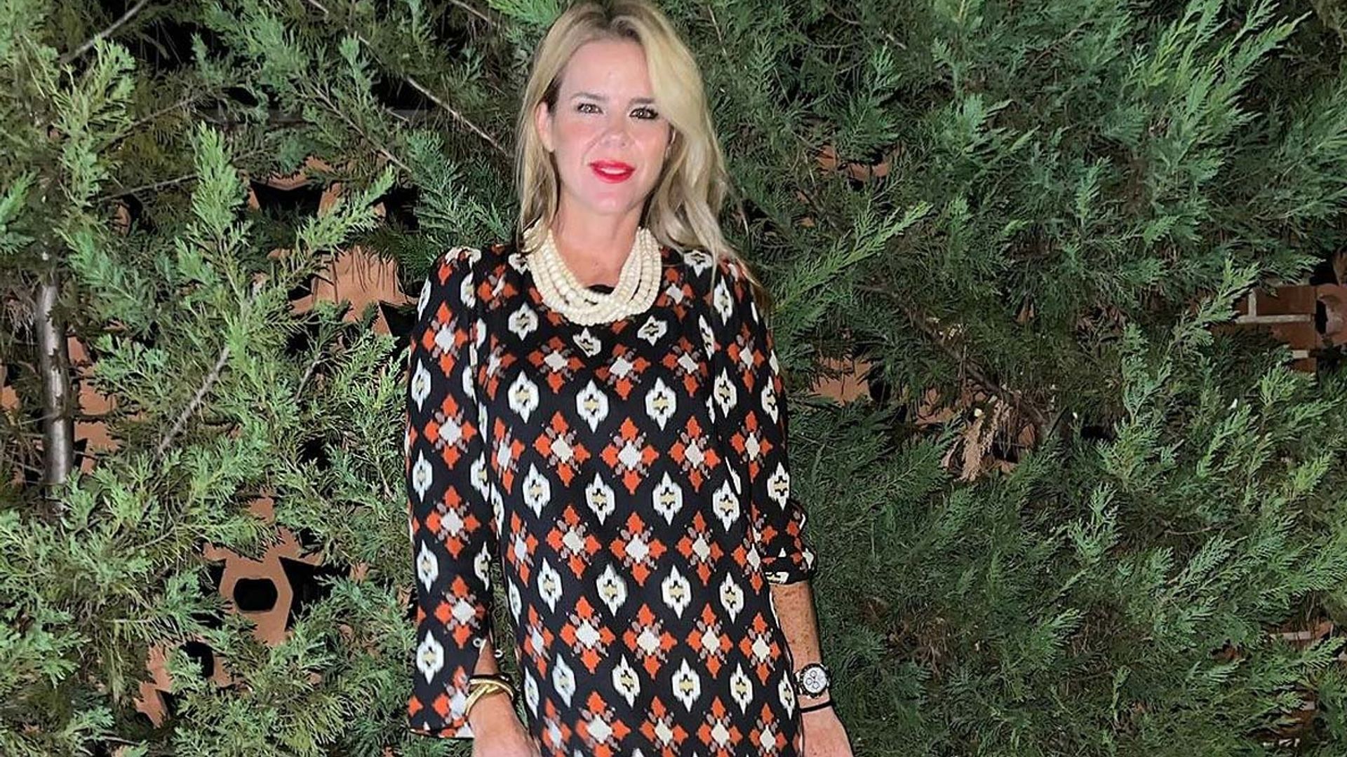 Amelia Bono se marca un lookazo de invitada con un vestido 'ikat' y cañeras sandalias con tachuelas