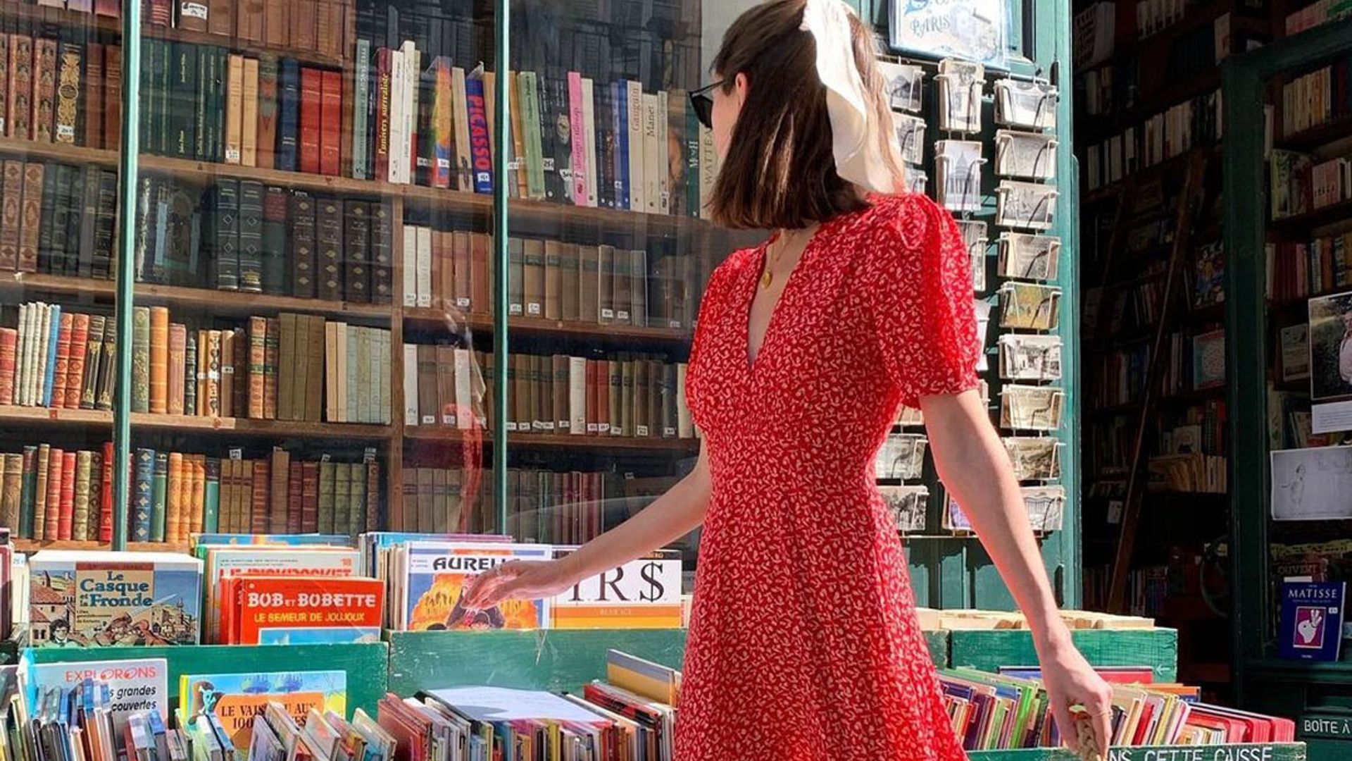 Del 'prairie dress' a los diseños camiseros: 10 vestidos rojos que nunca pasan de moda