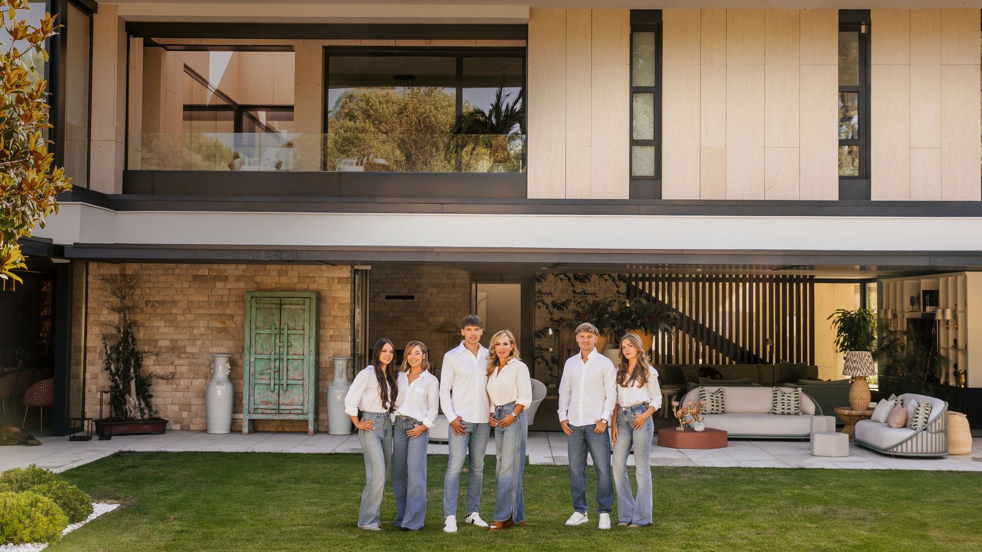 El fubtolista posa en el jardín de su casa de tres plantas y estilo moderno contemporáneo junto a su mujer, Victoria López, y sus cuatro hijos. De izquierda a derecha: Martina, Lucía, Fernando y Gabriela