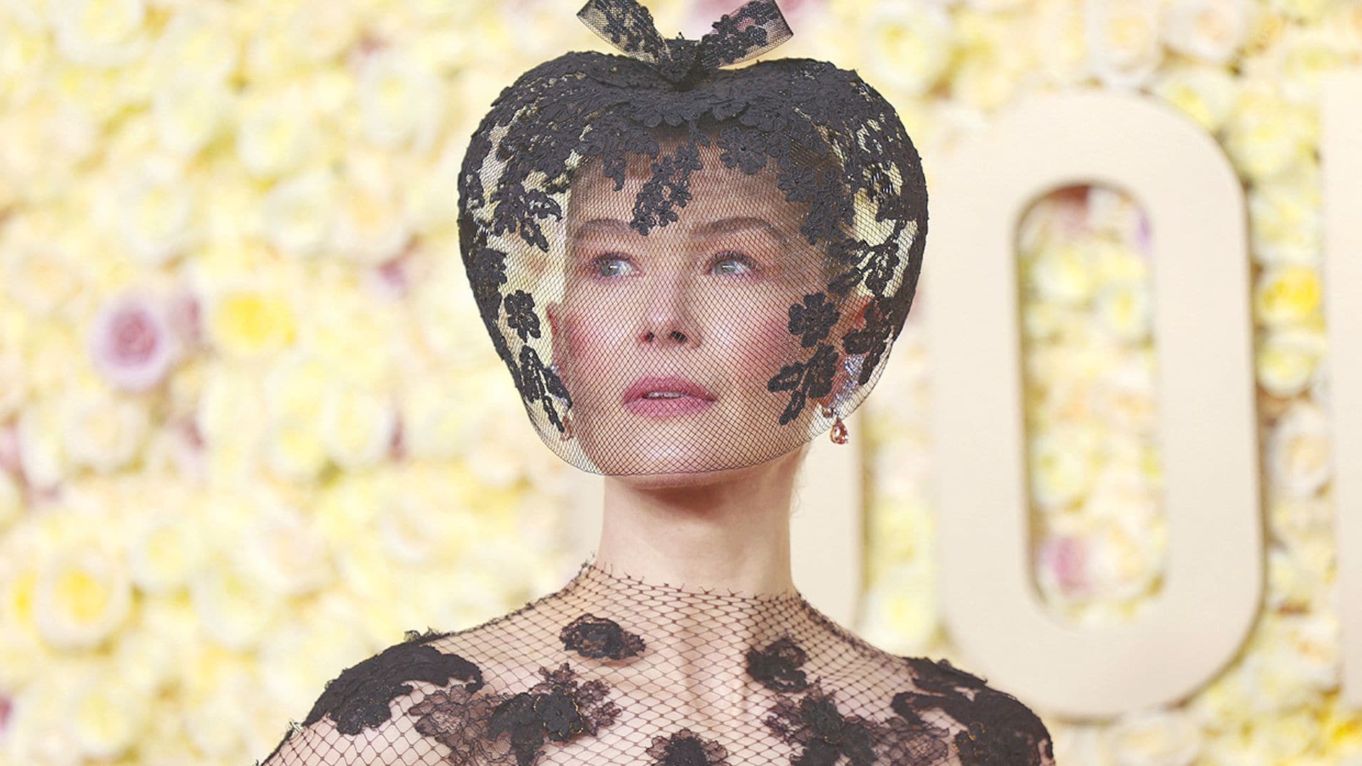 El motivo del comentado look de Rosamund Pike: disimular las heridas de su rostro tras sufrir un accidente
