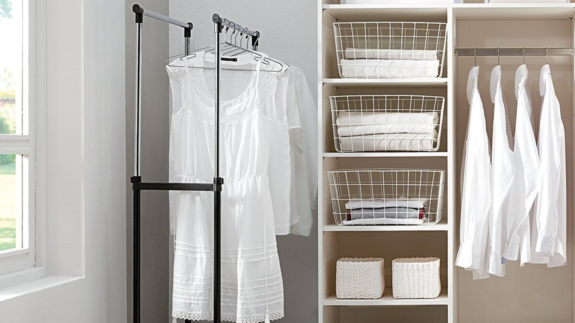 Cuarto de plancha con burro metálico con ropa blanca, estantería con baldas y baldas con cestos y ropa 
