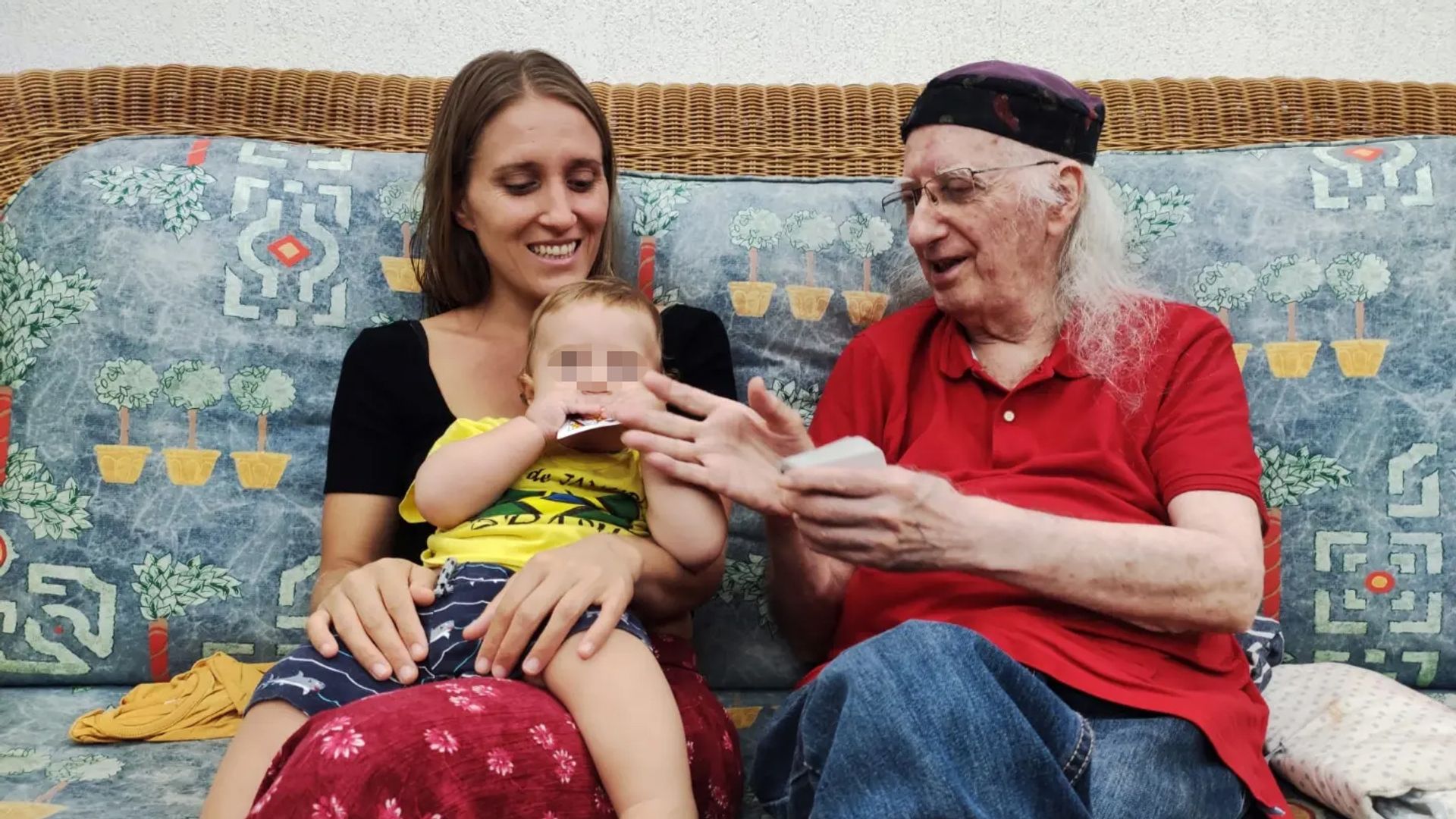 Juan Tamariz con su hija Alicia y su nieto Tao el 18 de octubre de 2022