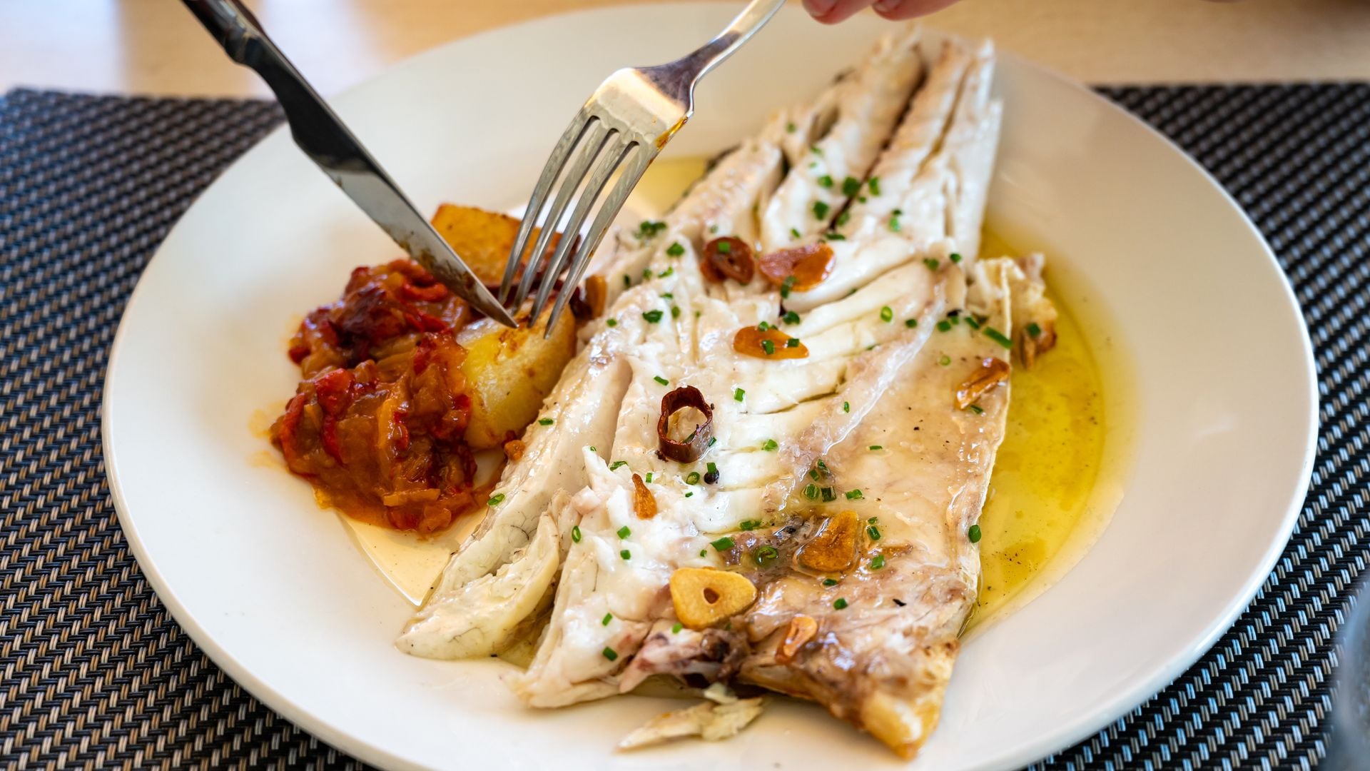 Cómo hacer salsa bilbaína: el acompañamiento ideal para potenciar el sabor de tus pescados
