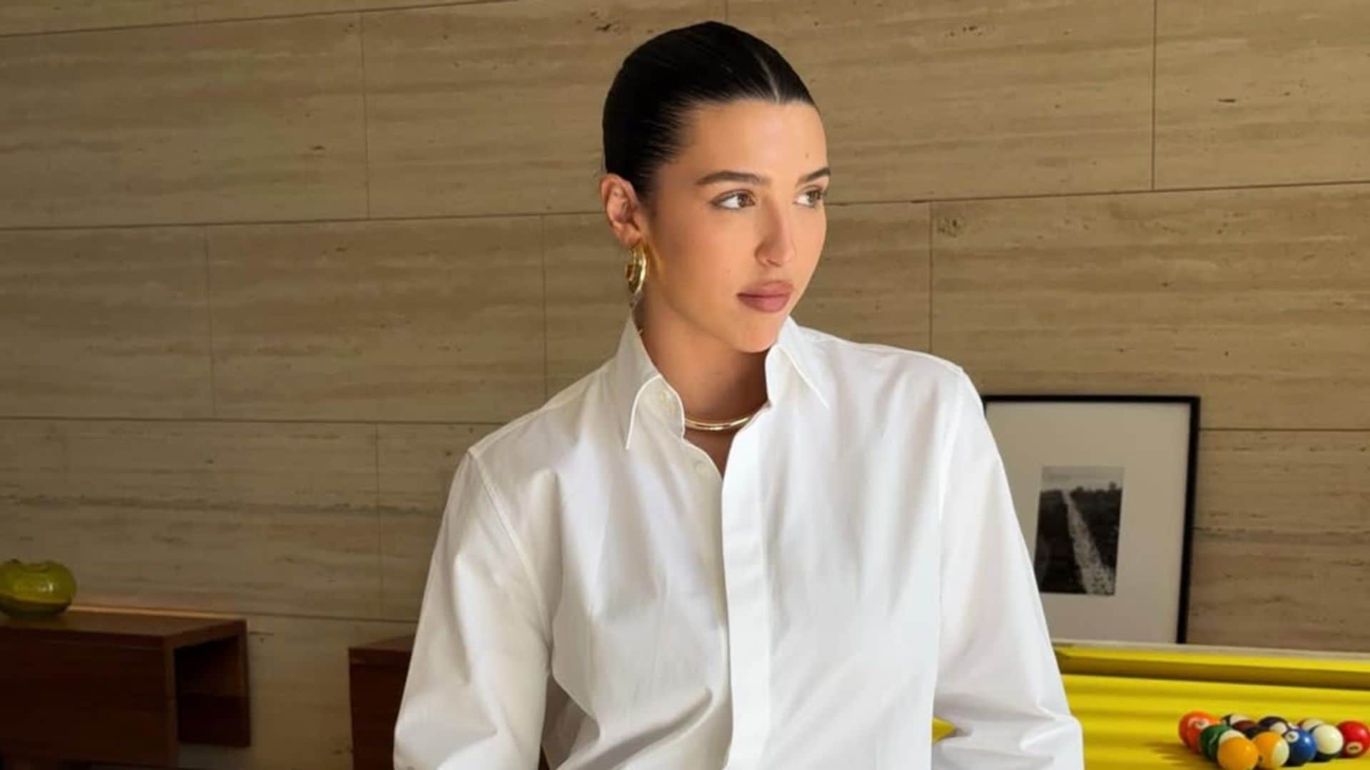 Alba Díaz en Los Ángeles con un look de oficina con camisa blanca.