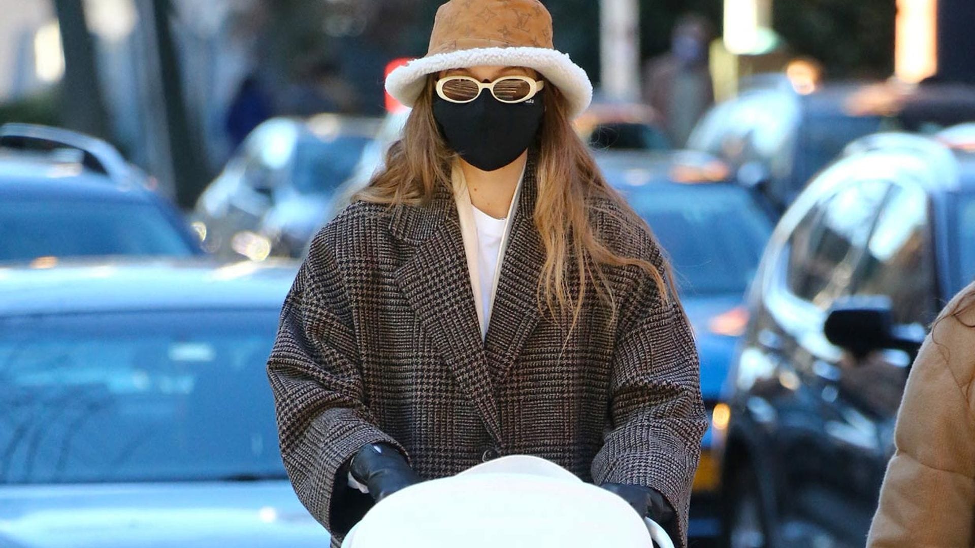 Gigi Hadid estrena un abrigo de cuadros de Mango rebajado a 60 euros