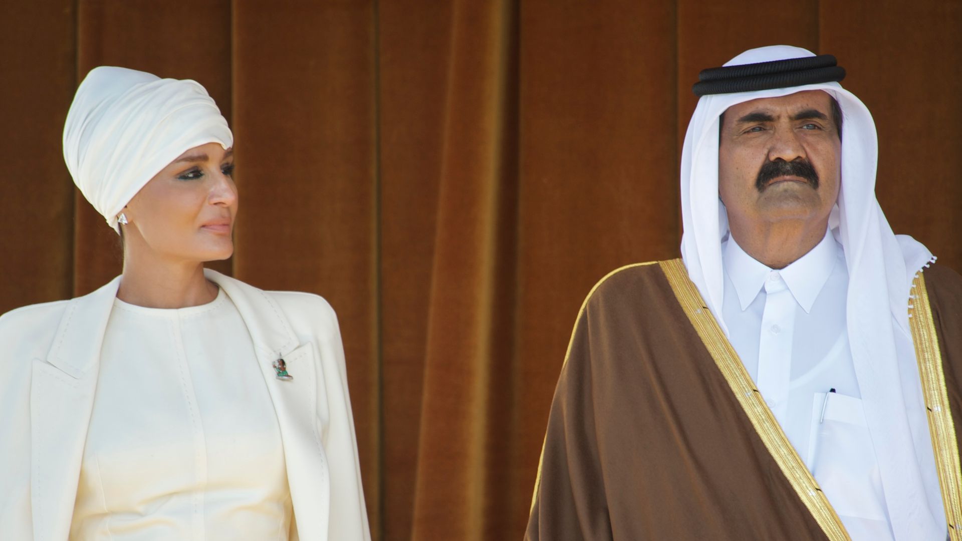 Moza Bint Nasser junto al Emir Padre de Catar