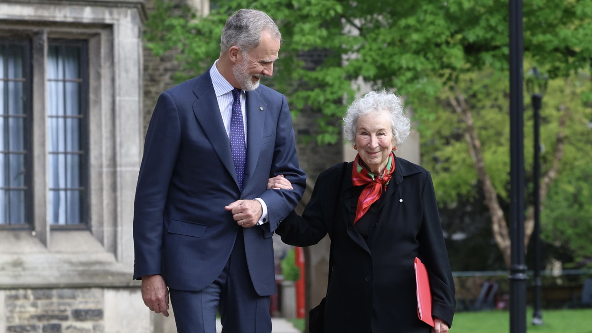 Don Felipe, muy cariños con Margaret Atwood