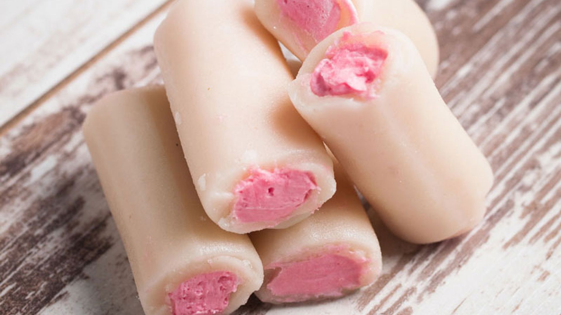 Huesos de santo rellenos de fresa
