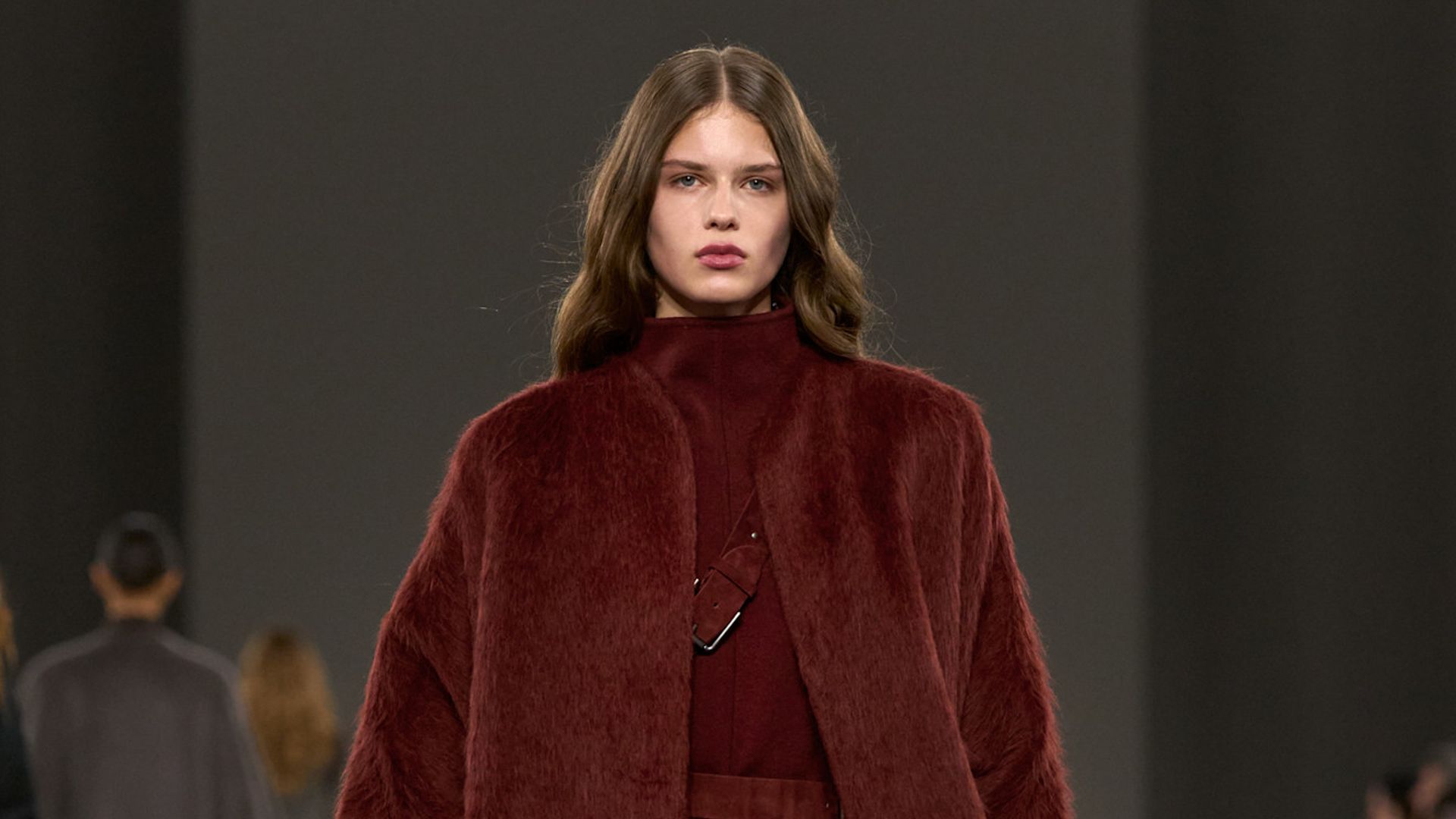Max Mara rescata su abrigo más icónico en un desfile inspirado en la condesa medieval que desafió a un emperador