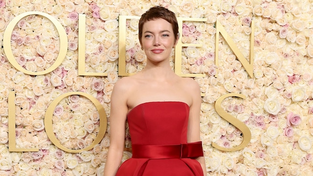 Emma Stone con un vestido rojo de Louis Vuitton en los Globos de Oro