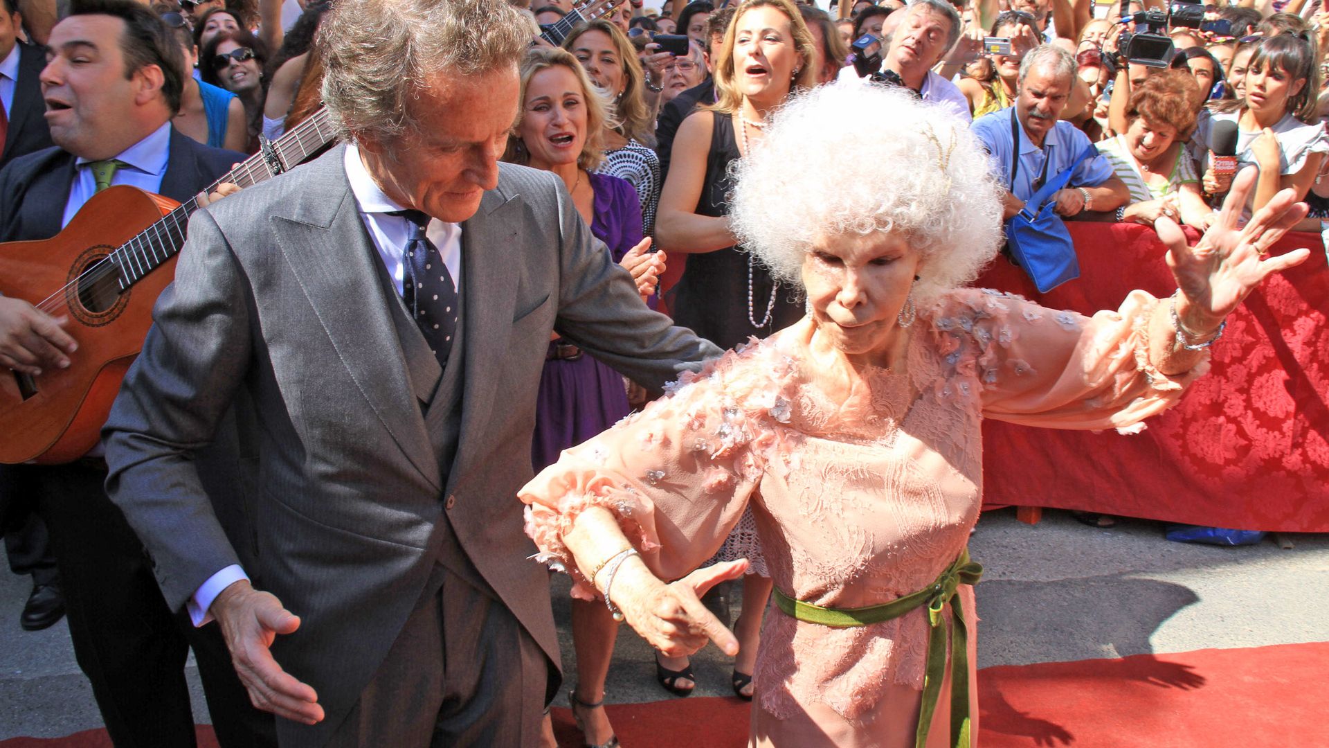 Recordamos el baile de novios de Cayetana de Alba y Alfonso Díez en el aniversario de su boda, que dio la vuelta al mundo