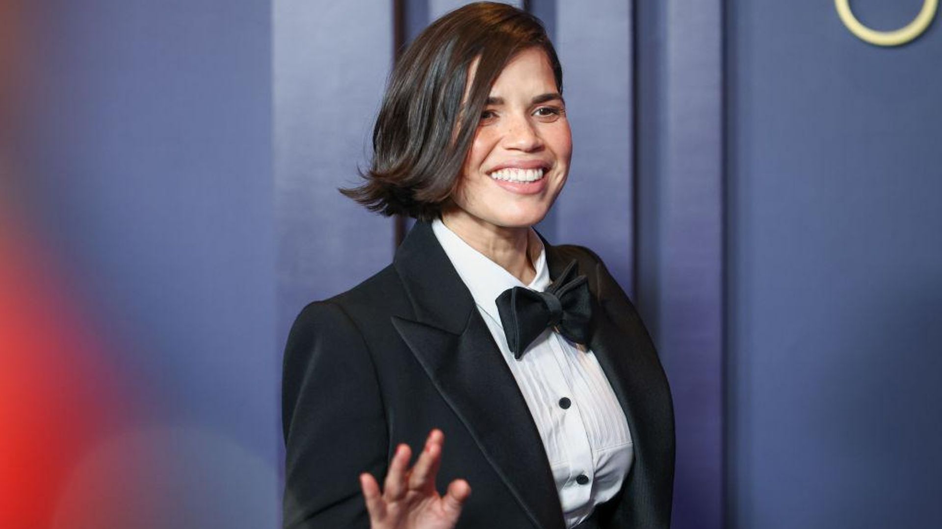 El traje ‘chic’ y masculino de America Ferrera en la alfombra roja