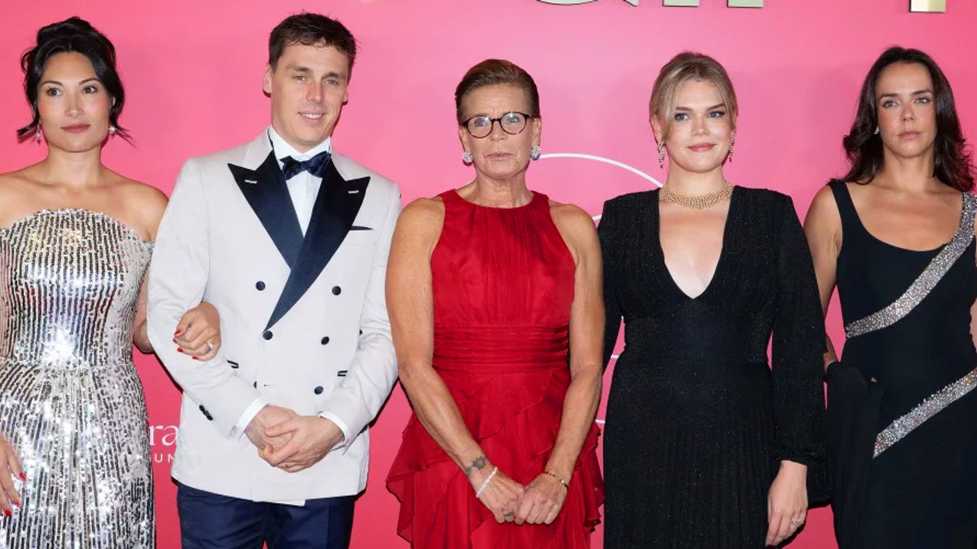 ​​​​Estefanía de Mónaco deslumbra junto a sus tres hijos y su nuera en la Global Gift Gala 2026: todas las imágenes y detalles