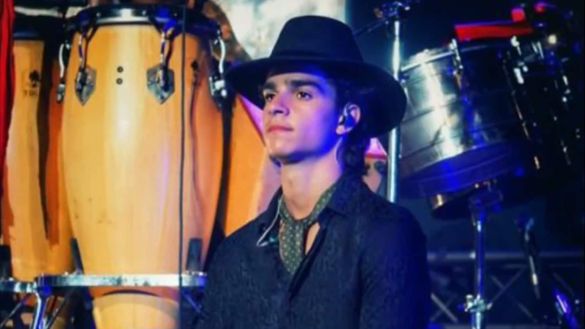 Pedro Antonio Lazaga, hijo de Rosario Flores, derrocha talento en la gira de conciertos de su madre